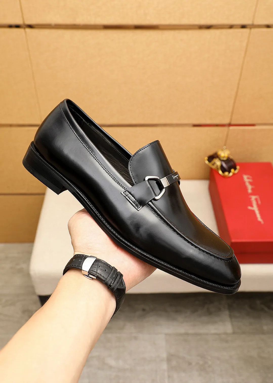 Men's shoes 💰460 💐 Product trademark: Ferragamo "Ferragamo" casual leather shoes Regular size: 38-44 (45.46🉑️customized) Product materials: Selected imported first-layer open-edge beaded cowhide leather upper + luxury hardware buckle, imported water-dyed cowhide leather lining. Strong three-dimensional visual effect, original rubber outsole Color: 3⃣️colors available